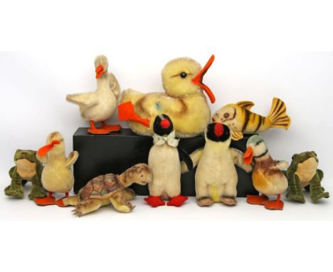 9 Steiff-Tiere und wohl Schuco-Pinguin. Verschiedene Materialien und Ausführungen. 2 Frösche, Gänse, Enten, Flossy, Schildkrö