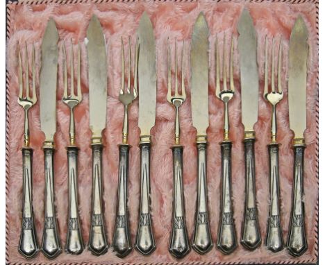 Je 6 Jugendstil-Obstmesser und -gabeln. 800/000 Silbergriffe mit Reliefdekor. Vergoldete Metallaufsätze. Um 1900. L. 15 bzw. 