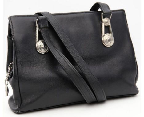 Vintage-Tragetasche, Versace. Schwarzes, dezent glänzendes Leder, silberfarbene Hardware mit eingestanztem Medusa-Motiv. Reiß