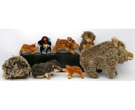 8 Steiff-Tiere. Verschiedene Materialien und Ausführungen. Keiler, 3 Frischlinge, 3 Igel und Maulwurf. Je mit Knopf, 1x mit S