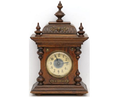 Tischwecker "Junghans". Architektonisches Nussbaumgehäuse. Rund facettverglastes, beiges Papierzifferblatt mit schwarzen, ara