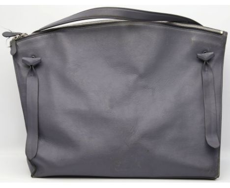 Shopper, Jil Sander. Stahlgraues Leder mit Blindprägung "Jil Sander", silberfarbene Hardware. Mittellanger Umhängerriemen ca.