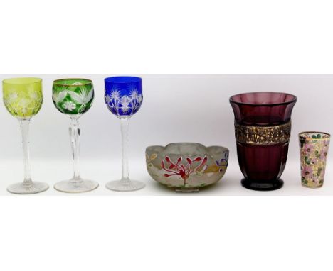 6 Teile Glas: Schale (bez. Daum Nancy), Becher mit Emaildekor, 3 div. Weinrömer und Vase im Moser-Stil (Walter). Farbloses/fa