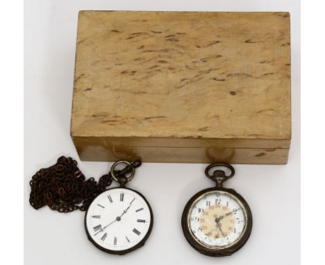 2 offene Taschenuhren. 800/000 Silber bzw. versilbert. Besch. bzw. Funktion nicht geprüft. Um 1900. D. 4 cm. 1x mit Chatelain