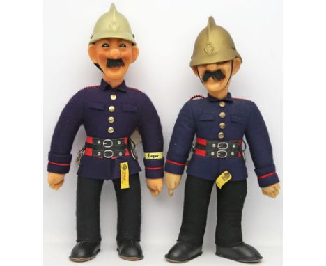 2 Puppen "Feuerwehrmann", Steiff. Verschiedene Materialien. Filzkleidung. 1x Nr. 7889/05 sowie 1x Ziegler Steiff 999369. Besp