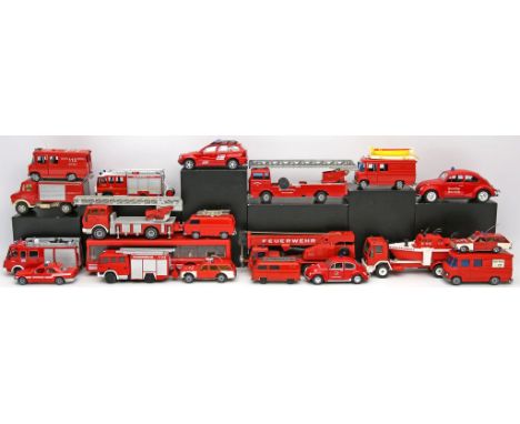 20 Modellautos "Feuerwehr", verschiedene Maßstäbe. Überwiegend Siku. Verschiedene Hersteller und Ausführungen. Bespielt.