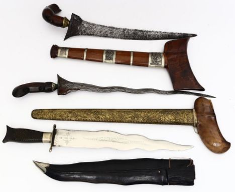 3 Krise. a)iIdonesischer Kris. Holzscheide mit Metallbeschlägen. Klinge L. 32 cm; b) Schlangen-Kris mit gewellter Pamor-Kling