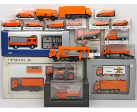 23 Modellautos "Kommunalfahrzeuge", 1:87. Darunter Rietze, Schuco, Herpa. Verschiedene Hersteller und Ausführungen. Je in Ori