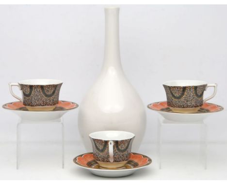 3 Mokkatassen mit Untertassen, Royal Copenhagen, Modell "Fairytale". Porzellan mit polychromem Dekor und Gold. Grüne und blau