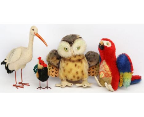 4 Vögel, Steiff: Hahn, Storch, Papagei und Eule. Je mit Knopf, 1x mit Fahne und Schild. Teils l. bespielt. 50er/60er Jahre. H