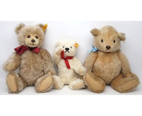 3 Steiff-Teddys. Verschiedene Ausführungen und Farben. 1x mit Druckstimme, 1x mit Brummstimme. Je mit Knopf und Fahne. Wenig 