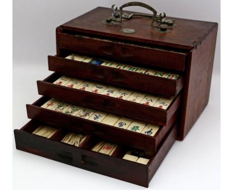 Mahjong-Spiel, mit 148 Jetons und zahlreichen Stäbchen aus gefärbten Knochen. In Holzschatulle (besch., Teile lose anbei). Ch