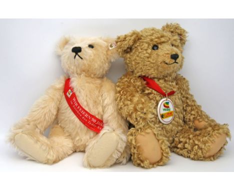 2 Vedes-Teddys, Steiff. Verschiedene Ausführungen. Ex. 808/6.000 Ex. aus dem Jahr 1994 bzw. Ex. 1.371/3.000 aus dem Jahr 1997