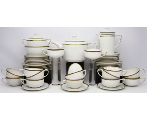 Service, Rosenthal, 48-teilig. Porzellan. Goldbordüre mit schwarzem Mäanderband. Bestehened aus: Kannne, 14 Kaffee-/Teetassen