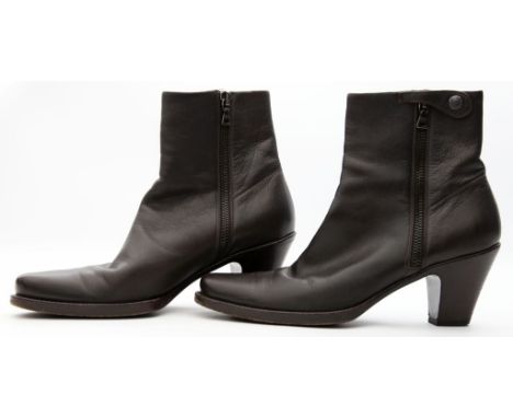 Paar Stiefeletten, Prada. Braunes, fein genarbtes Leder, beidseitiger Reißverschluss, kombiniert  mit dekorativem Knopfversch
