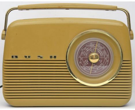 Radio im Stil eines alten Kofferadios "Busch". Verschiedene Materialien. Mit Anschlusskabel für Netzbetrieb. H. ca. 25 cm.