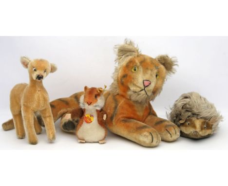 3 Steiff-Tiere: Liegender Tiger, Igel und Goldhamster, 2x stärker bespielt, der Hamster mit Knopf, Fahne und Schild und wenig