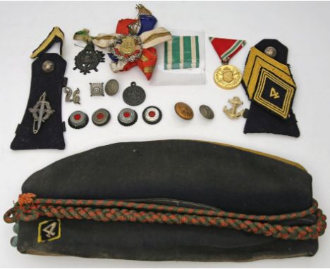 Kleiner Posten Militaria. Dabei Barrett, Paar Schulterklappen, Uniformknöpfe, Dienstgradabzeichen, etc. Teils stärkere Alters