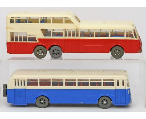 2 Modellautos "Busse", Siku, 1:60. "Büssing Trambus" sowie "1 1/2 Deck-Bus V72". 50er/60er Jahre. Je in Kunststoffbox. Teils 