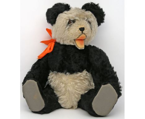 Panda, Steiff. Verschiedenfarbiger Mohair, Gegliedert, Drehkopf, Druckstimme. Ohne ID's. L. bespielt. 50er Jahre. H. ca. 38 c