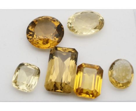 6 Citrine, zus. ca. 115 ct. Unterschiedliche Facettschliffe und Größen, 1x mit graviertem Monog. ("CM"?) und l. berieben. Unt