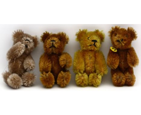 4 Miniaturteddys, Schuco. Verschiedenfarbiger Mohair über Metallkörper. Je gegliedert und Drehkopf mit stecknadelkopfgroßen S