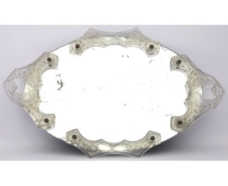 Art Deco-Spiegeltablett. Oval mit Montagen aus farblosem Pressglas mit matt geätztem Reliefdekor. Spiegel teils blind. Wohl C