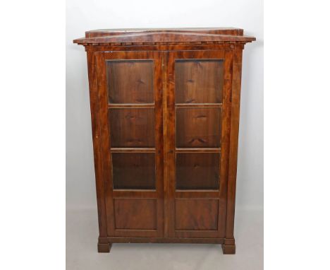 Biedermeier-Vitrine. Mahagoni, auf Nadelholz furniert. 2-türiger, verglaster Korpus mit Spitzgiebel. Rest.-bedürftig. 19. Jh.