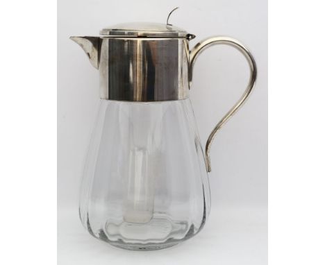 Große Schenkkanne, so genannte "Kalte Ente", WMF. Farbloses Glas. Leicht gebauchte Form mit versilberter Manschette, Deckel u