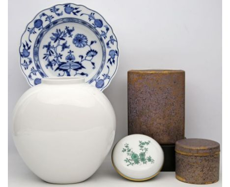 5 Teile Porzellan: Suppenteller (Meissen), Wiener-Dose (Augarten), Herzvase (KPM Berlin), Dose und Vase (Rosenthal). 20. Jh. 
