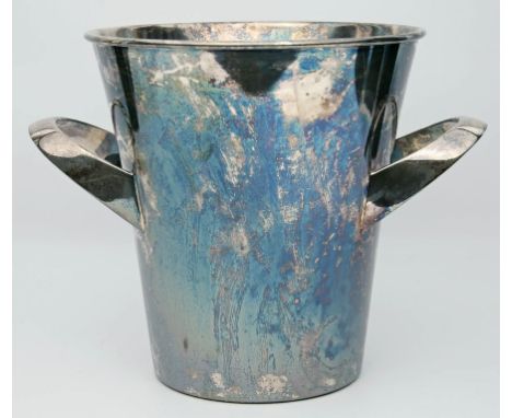 Flaschenkühler, WMF. Metall, versilbert (oxidiert). Leicht konische Wandung mit 2 Henkeln. Boden gem. WMF. 20. Jh. H. 22 cm. 