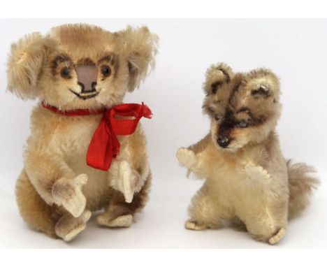 Koala und Waschbär, Steiff. Mohair mit Filz. Je mit Knopf. L. bespielt. 50er/60er Jahre. H. 12 bzw. 10 cm.