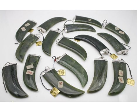 21 Kettenanhänger. Dunkelgrüne Jade in Form einer Tigerkralle. Versilberte Montage und Kettenöse. Teils l. best. L. ca. 8 cm.