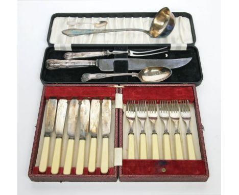 Fischbesteck für 6 Personen, 12-teilig. Versilberte Aufsätze, beinartige Griffe. Bestehend aus: Je 6 Fischmessern und -gabeln