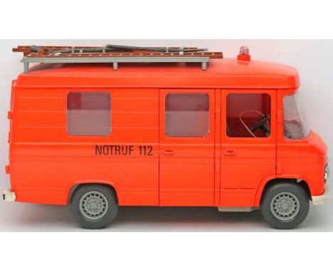 Modellauto "Feuerwehr-Gerätewagen", Schuco. Kunststoff mit Gummibereifung. Gem. "Schuco. Mercedes 408". Im Originalkarton. Be