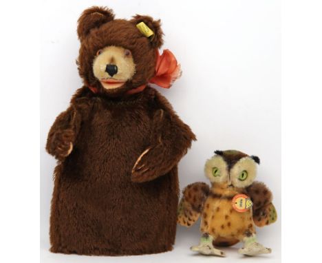 Handpuppe "Bär" und UHU "Wittie", Steiff. Je mit Knopf und Fahne, Uhu mit Schild. Nahezu unbespielt. 50er/60er Jahre. H. 10 b