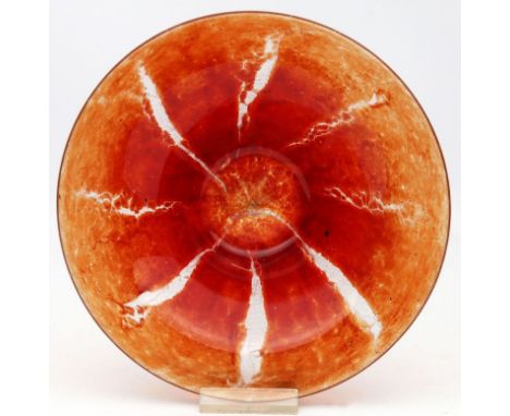 Kleine Schale, WMF. Farbloses Glas mit eingezogenem Netz aus silbrig-weißen Fäden, dazwischen roter und orange-roter Pulversc