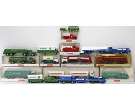 18 Modellautos "Tanklastwagen", Wiking, Brekina, 1:87. Verschiedene Hersteller und Ausführungen. Darunter Modelle zu BP, Esso
