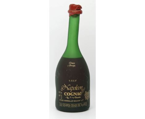Flasche "Cognac Napoleon, Comte Joseph V.S.O.P.". Frankreich. Mattierte Glasflasche mit Wachsverschluss. 70 cl, 40 % Vol.