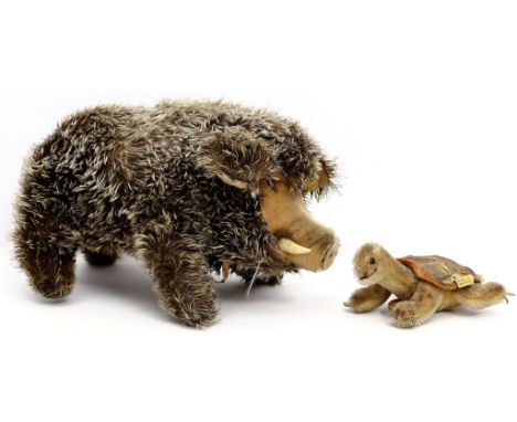 2 Steiff-Tiere: Stehender Keiler und Schildkröte "Slo". Je mit Knopf, Fahne und Schild. Nahezu unbespielt. 50er/60er Jahre. L