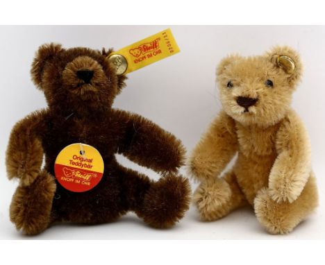 2 Biegebärchen, Steiff. Blonder bzw. brauner Mohair. Je mit Knopf, 1x mit Fahne und Schild. Nahezu unbespielt. H. 7 cm.