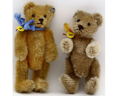 2 Miniaturteddys, Steiff. 1x goldblonder, 1x blonder Mohair. Je Drehkopf mit stecknadelkopfgroßen Schuhknopfaugen. Gegliedert