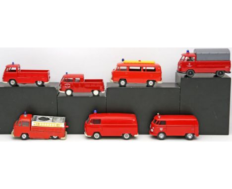 7 Modellautos VW Bus "Feuerwehr", überwiegend 1:43. Darunter Solido, Gama, Cursor. Verschiedene Ausführungen. Bespielt. 