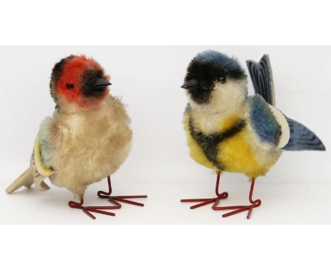 2 Singvögel, Steiff. Verschiedenfarbiger Mohair, Filzflügel und Schwanz, Drahtbeine. Je mit Knopf. Wenig bespielt. 50er/60er 
