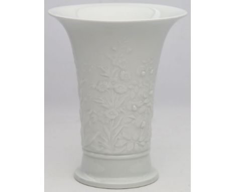Vase, Meissen. Porzellan. Wandung mit floralem Reliefdekor. Schwertermarke Meissen, 20. Jh. 2. Wahl. H. 17,5 cm.