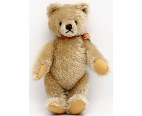Original-Teddy, Steiff. Blonder Mohair. Drehkopf mit braunen Augen und gestickter Nase. Gegliedert mit Scheibengelenken. Druc