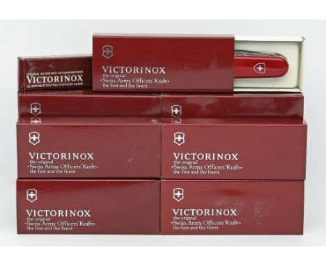 12 "Schweizer"-Taschenmesser, Victorinox. In Rot bzw. Schwarz. L. Alters- und Gebrauchsspuren. 20./21. Jh. L. 9 cm. Je in Ori
