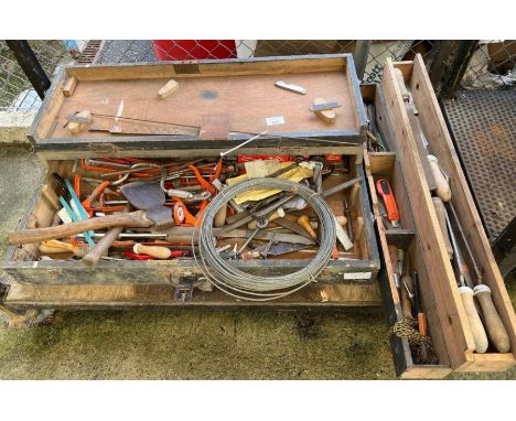 Carpenters trunk including hand tools