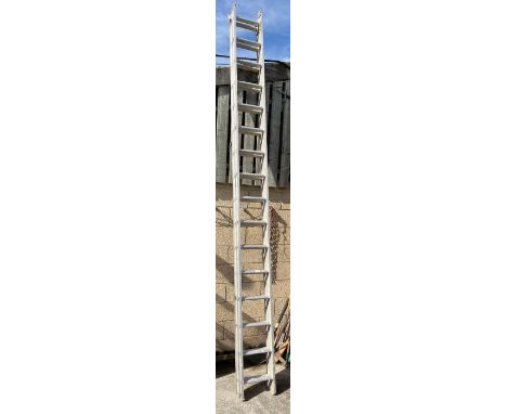 Aluminium double extending ladder