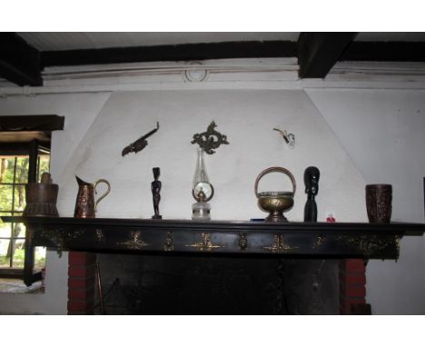 Lotto di 10 oggetti: vaso, 2 sculture Orientali, due pipe, lampada, 2 vasi in metallo, fregio, mortaio in legno